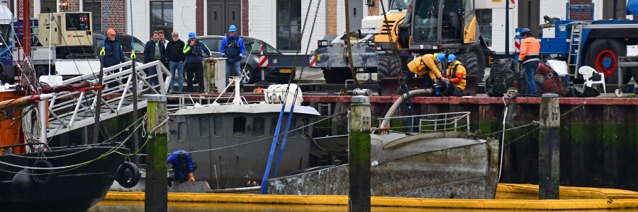Gezonken kotter Harlingen geborgen