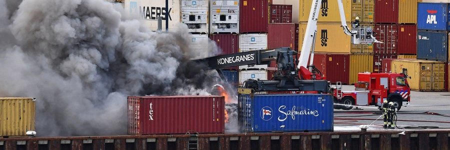 Containerheftruck in brand haven Harlingen