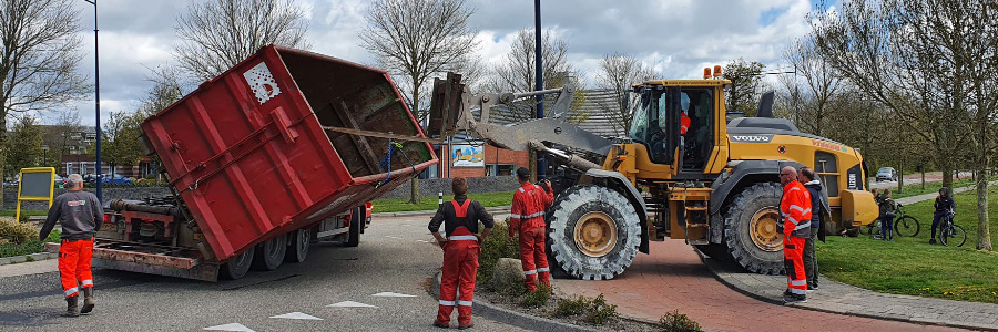 Container valt van vrachtwagen Harlingen