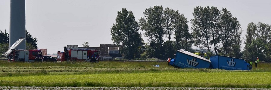 Vrachtwagen raakt van de weg A31 Midlum