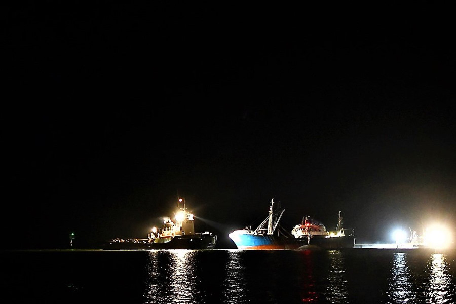 Bergingsvaartuig vast op dam Terschelling