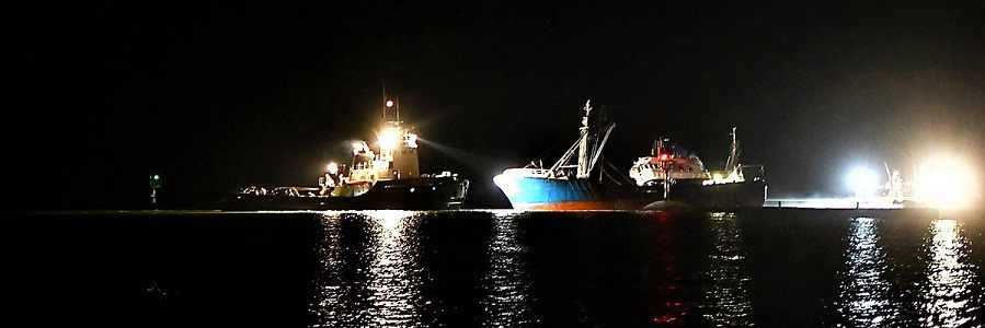 Bergingsvaartuig vast op dam Terschelling