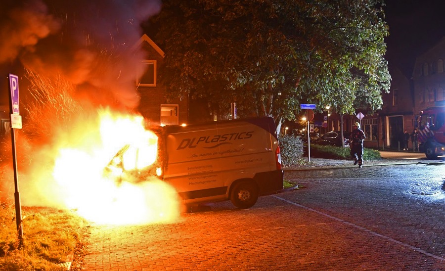 Bedrijfsbus brandt uit in Franeker