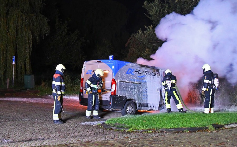 Bedrijfsbus brandt uit in Franeker