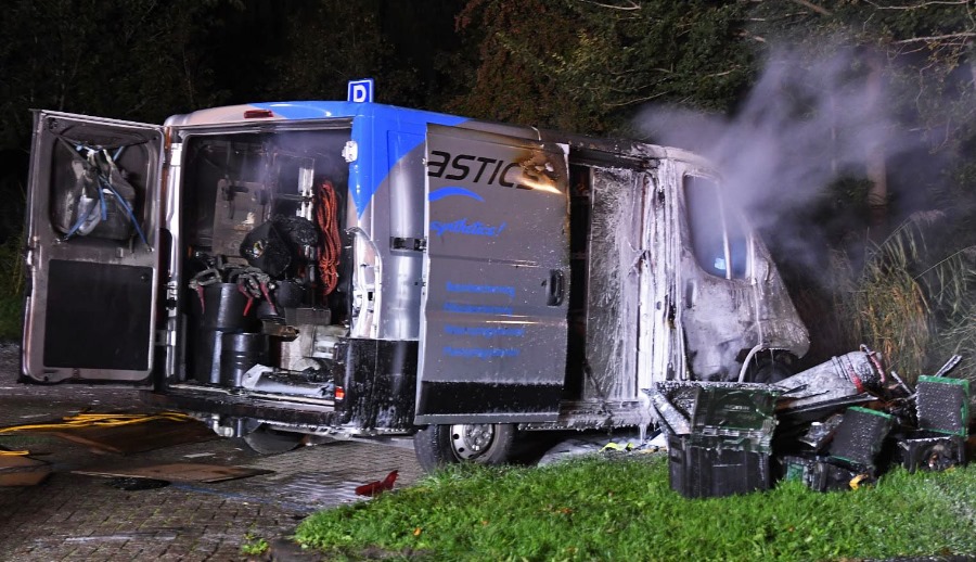 Bedrijfsbus brandt uit in Franeker