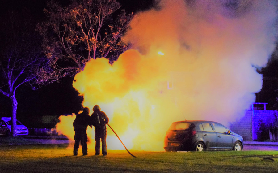 Auto verwoest door felle brand