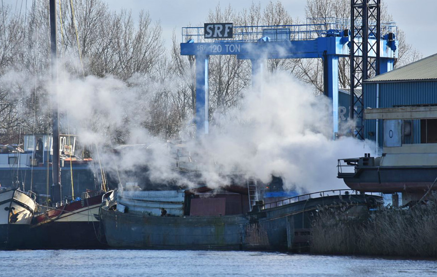 Brand op schip Koningsweg Harlingen