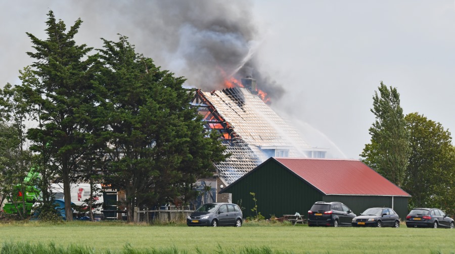 Woonboerderij Pingjum in as gelegd door brand