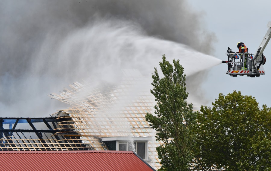 Woonboerderij Pingjum in as gelegd door brand