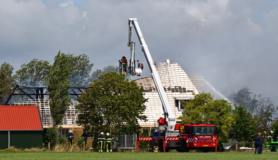 Woonboerderij Pingjum in as gelegd door brand