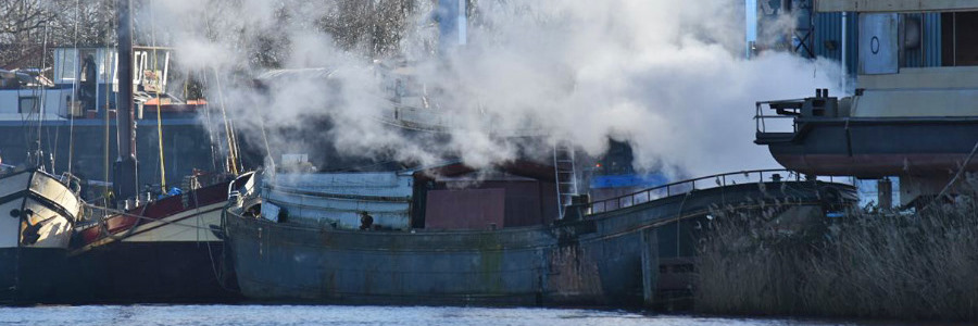 Brand op schip Koningsweg Harlingen