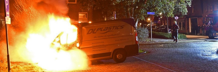 Bedrijfsbus brandt uit in Franeker