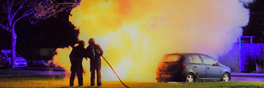 Auto verwoest door felle brand