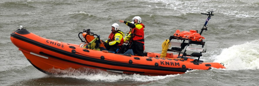 Kitesurfer in problemen door harde wind