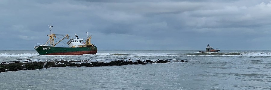 Viskotter gestrand op Vlieland