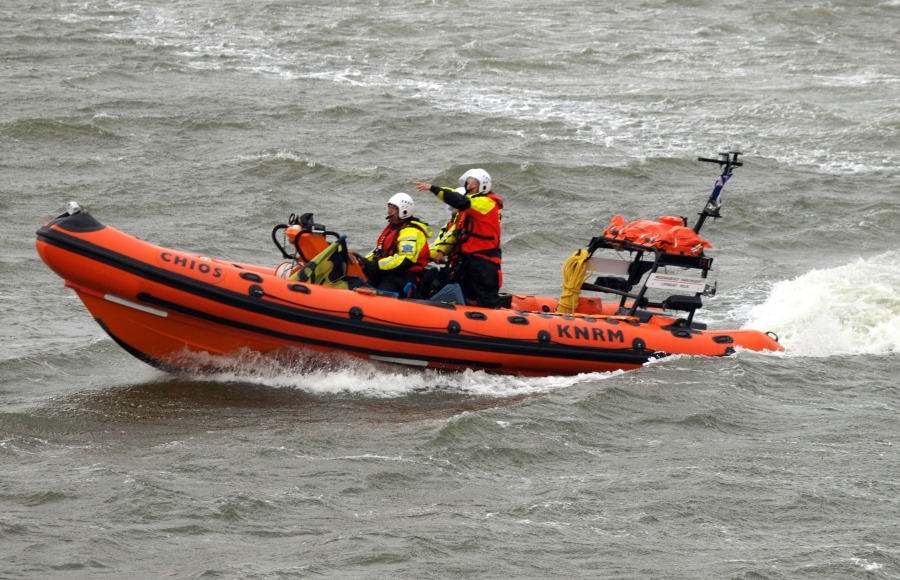 Kitesurfer in problemen door harde wind
