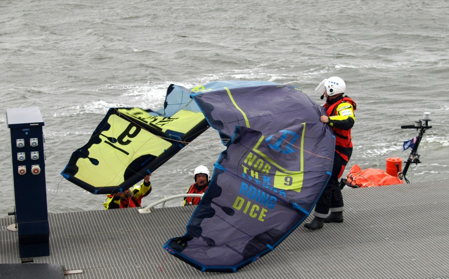 Kitesurfer in problemen door harde wind