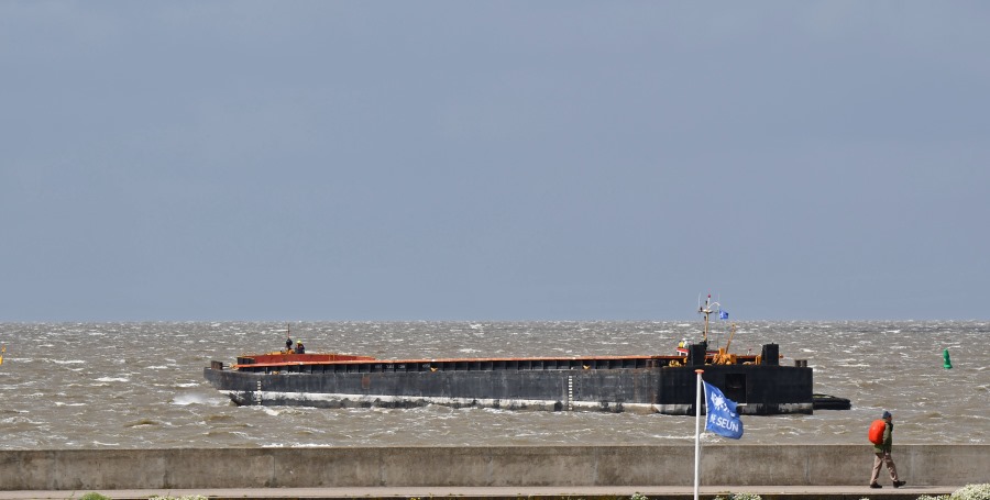 Duwbak Waddenzee stuurloos door harde wind
