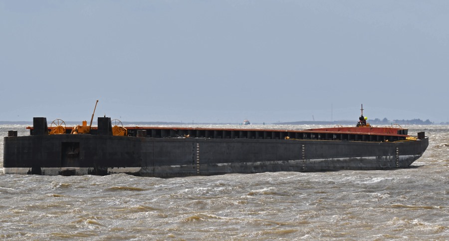Duwbak Waddenzee stuurloos door harde wind