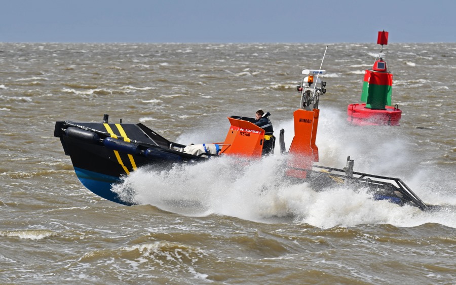 Duwbak Waddenzee stuurloos door harde wind