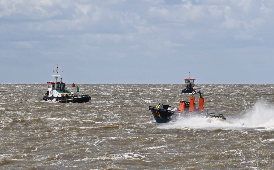 Duwbak Waddenzee stuurloos door harde wind