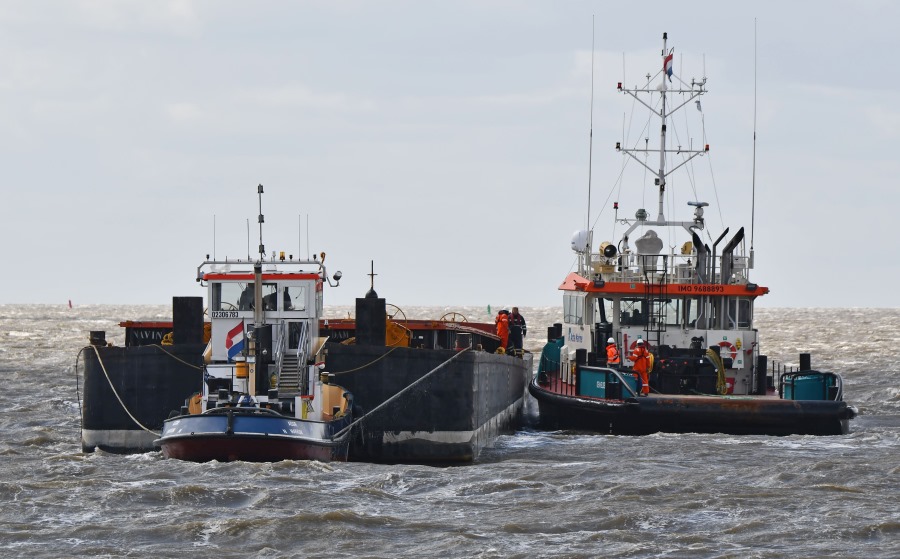 Duwbak Waddenzee stuurloos door harde wind