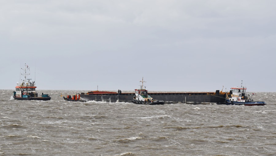 Duwbak Waddenzee stuurloos door harde wind