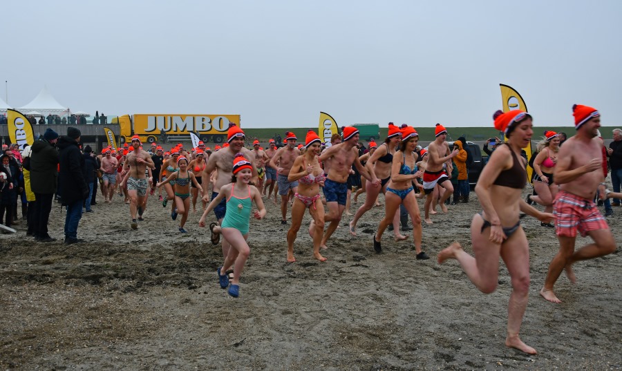 'Duikers' trotseren kou bij Nieuwjaarsduik Harlingen