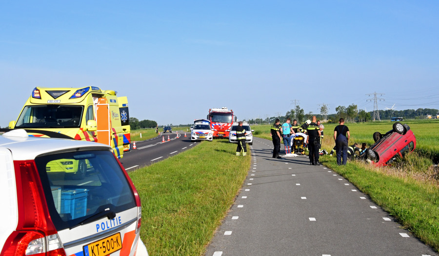 Auto over de kop Franeker: bestuurster gewond