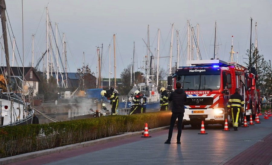 Zeiljacht in brand Harlingen