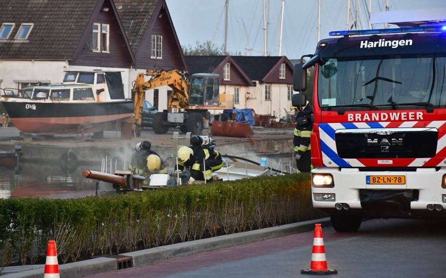 Zeiljacht in brand Harlingen