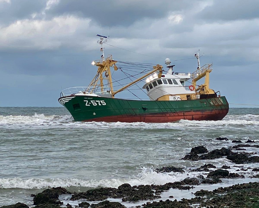 Viskotter gestrand op Vlieland
