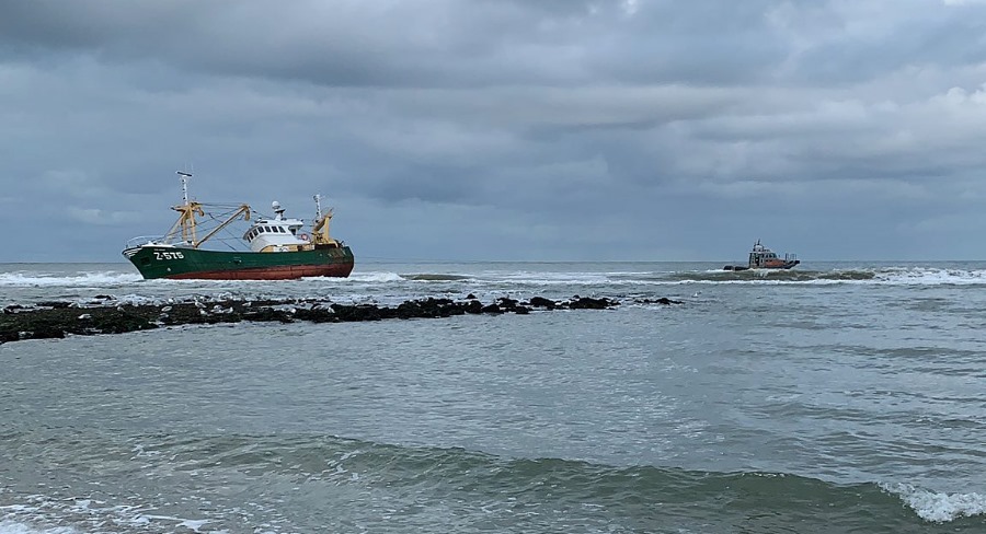 Viskotter gestrand op Vlieland
