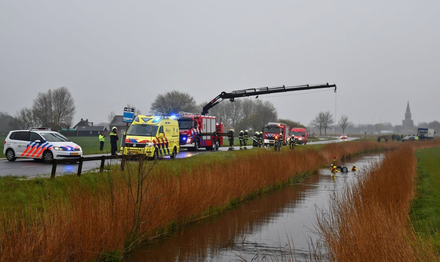 Auto te water Kleasterwei (N393) Tzummarum