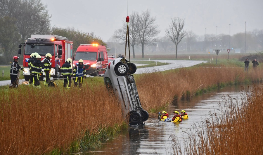 Auto te water Kleasterwei (N393) Tzummarum