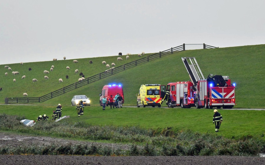 Auto in sloot Zeedijk Wijnaldum
