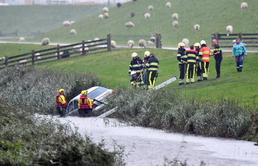 Auto in sloot Zeedijk Wijnaldum