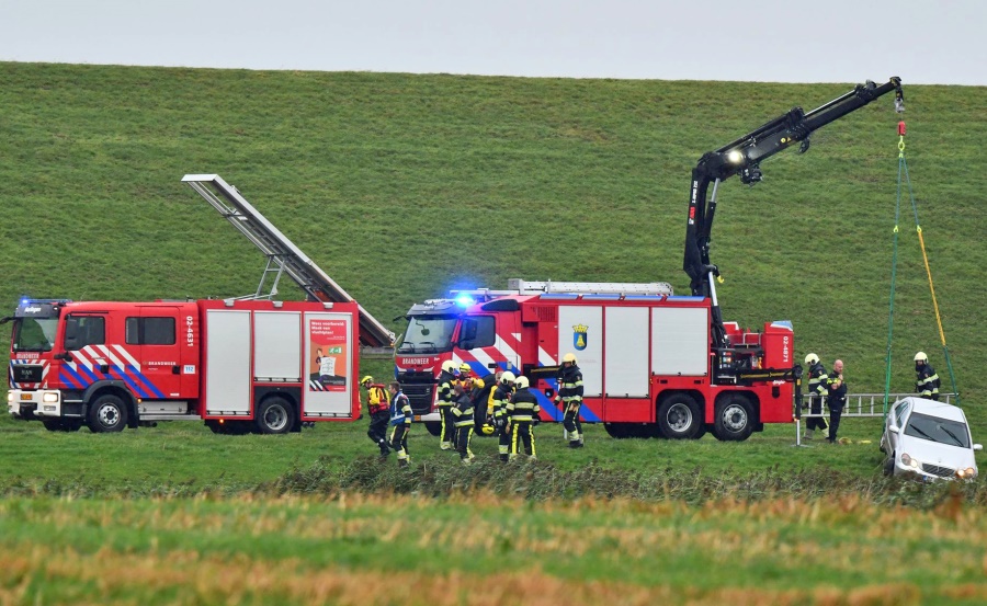 Auto in sloot Zeedijk Wijnaldum