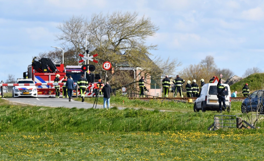 Trein botst met auto op overweg Harlingen