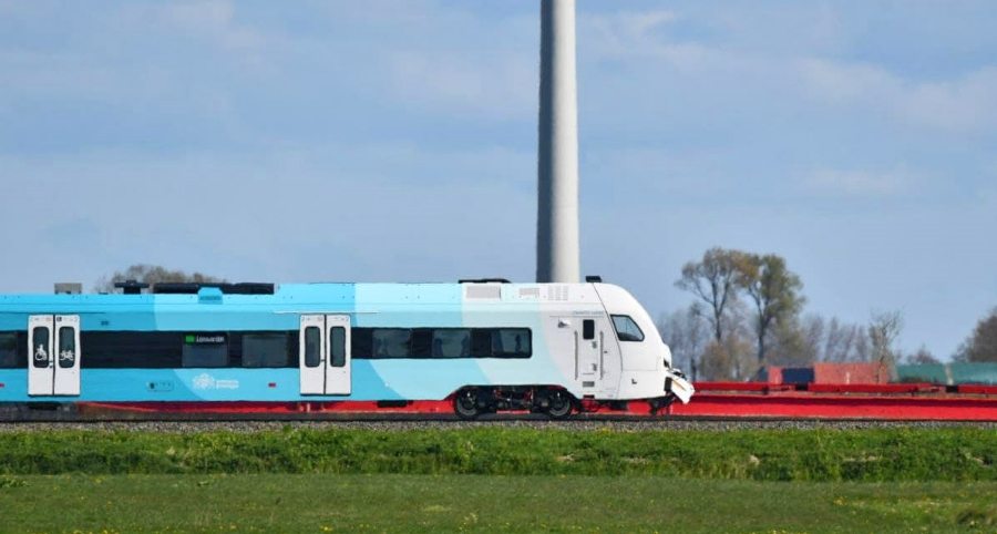 Trein botst met auto op overweg Harlingen