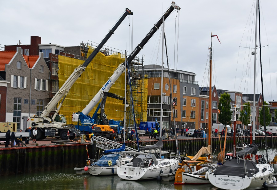 Gezonken kotter Harlingen geborgen
