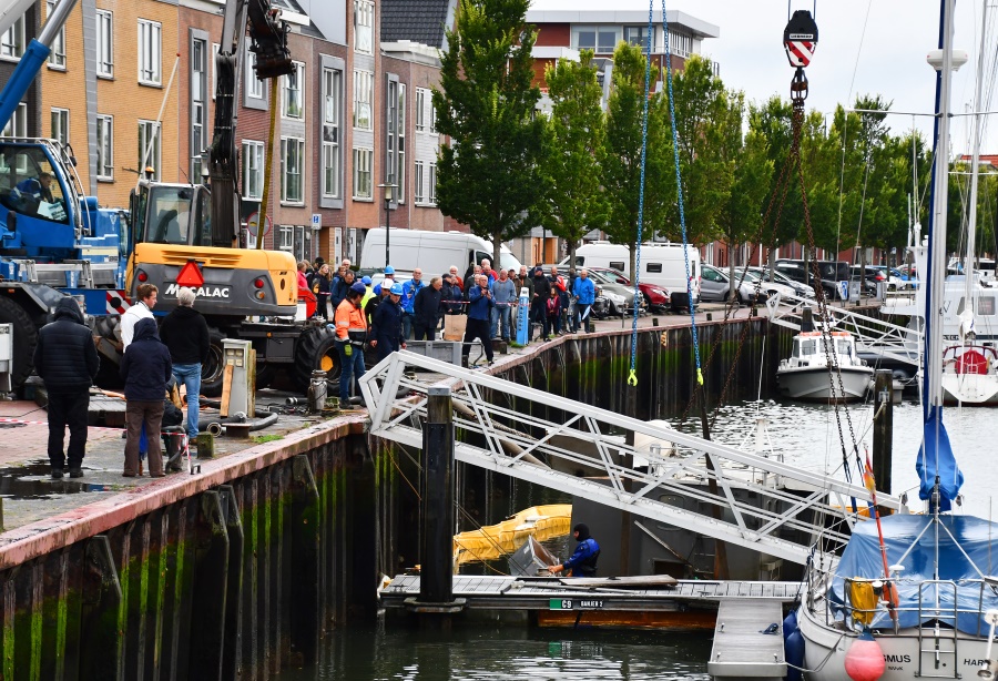 Gezonken kotter Harlingen geborgen