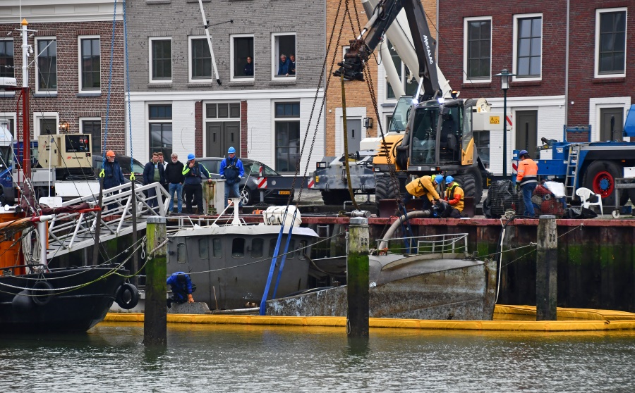 Gezonken kotter Harlingen geborgen