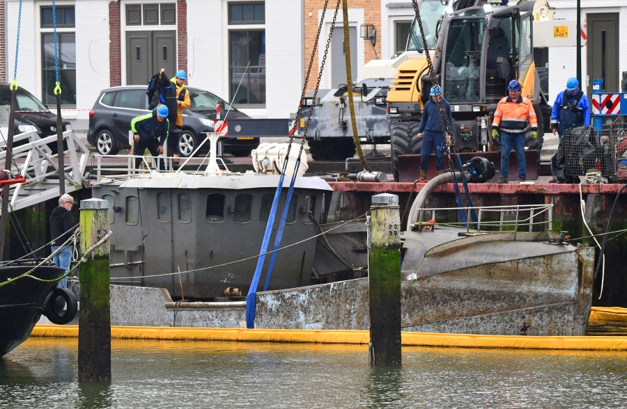 Gezonken kotter Harlingen geborgen