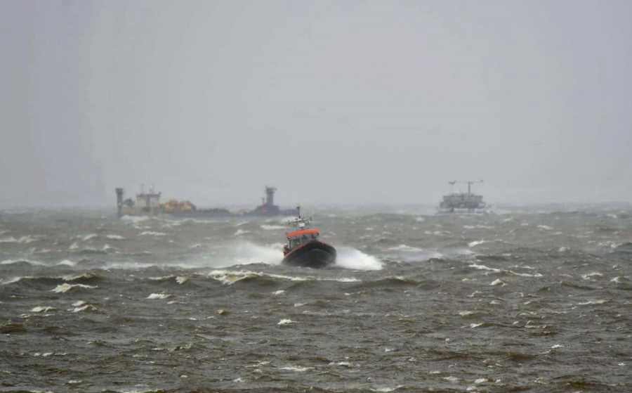 Binnenvaartschip Rehoboth in problemen IJsselmeer