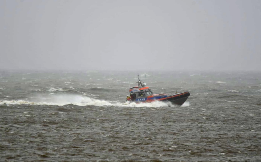 Binnenvaartschip Rehoboth in problemen IJsselmeer