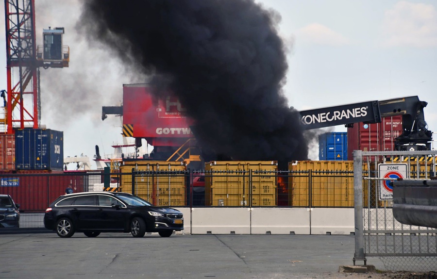 Containerheftruck in brand haven Harlingen