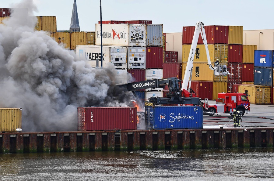 Containerheftruck in brand haven Harlingen