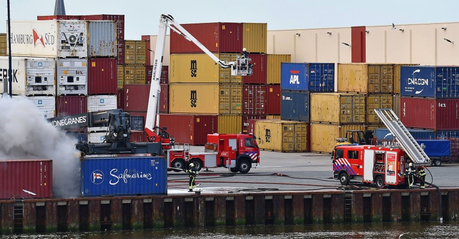 Containerheftruck in brand haven Harlingen