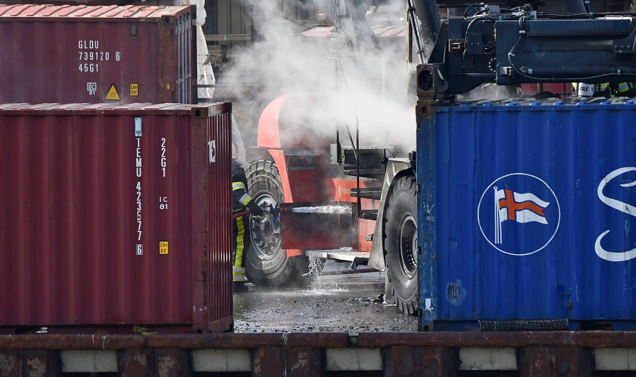 Containerheftruck in brand haven Harlingen